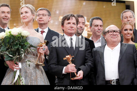 Lauréats de la 46e Caméra d'or award Dirk Steffen (L-R), Renee Zellweger, Guenther Jauch, Michael J. Fox, Jan Josef Liefers et présentateurs Danny DeVito (3R), Sylvie van der Vaart (2e R) et Thomas Hermanns présentent sur scène après la 46e cérémonie de remise des prix de la caméra d'or à Berlin, Allemagne, 5 février 2011. Le prix rend hommage à l'auditoire de favoris du cinéma, de la télévision, d'un sportif Banque D'Images