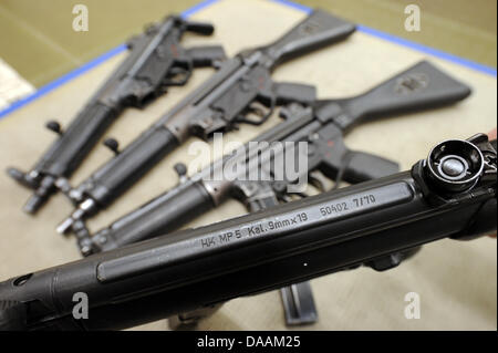 (Dossier) - Un fichier dpa photo datée du 15 mars 2010 montre une mitrailleuse MP5 par fabricant d'armes allemande Heckler & Koch dans un poste de police de Freiburg, Allemagne. Il y a des rapports que l'arme a été fournie à la police égyptienne dans le passé. Le gouvernement allemand a gelé toutes les cargaisons d'armes à l'Égypte en raison de l'instabilité de la situation polictical là. Photo : Patrick Seeger Banque D'Images