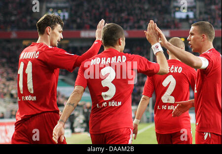 Cologne, Lukas Podolski (R) célèbre avec ses coéquipiers après Milivoje Novakovic (L) marque le but de la victoire 3-2 au cours de la Bundesliga match de foot entre 1er FC Koeln et le Bayern de Munich au stade RheinEnergieStadion à Cologne, Allemagne, 5 février 2011. Photo : Rolf Vennenbernd Banque D'Images