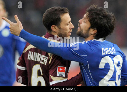 De Wolfsburg Diego (R), tout en vous tenant à côté de Steven Cherundolo de Hanovre lors de la Bundesliga match de foot entre Hannover 96 et le VfL Wolfsburg à l'AWD-Arena à Hanovre, Allemagne, le 5 février 2011. Photo : Peter Steffen Banque D'Images