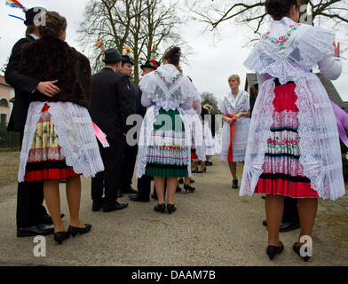 Une foule d'hommes et de femmes vêtus de costumes sorabe traditionnel participer aux fêtes traditionnelles, l'Zapust sorabe Carnaval, dans Jaenschwalde, Allemagne, 5 février 2011. Photo : Patrick Pleul Banque D'Images