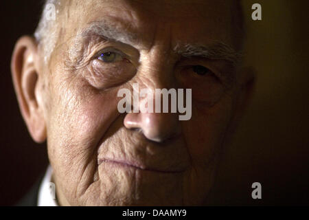 Stéphane Hessel, représenté à son appartement à Paris, France, 08 février 2011. Hessel, signataire de la Déclaration universelle des droits de l'homme de 1948, est devenu une star des médias du jour au lendemain avec son essai "s'indigner !' qui est sorti en Allemagne le 08 février. Dans un entretien avec l'Agence allemande dpa, le pres de 93 ans, ancien combattant de la résistance, survivant de Buchenwald, CC et diplôme Banque D'Images