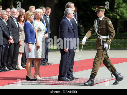 Tallinn, Estonie, 09 juillet 2013. Le Président allemand Joachim Gauck (R) est reçu avec les honneurs militaires par le Président estonien Toomas Hendrik Ilves à Tallinn, Estonie, 09 juillet 2013. Photo : WOLFGANG KUMM/dpa/Alamy Live News Banque D'Images