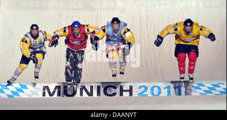 "Crashed Ice' porteur course le long d'une piste de glace de descente au cours de la 'Red Bull Crashed Ice World Championship' à l'Olympiapark de Munich, Allemagne, 15 janvier 2011. Dans Crashed Ice, Ice-hockey aces sur patins à glace dévaler courses jusqu'à 500 mètres de longueur en groupes de quatre pour voir qui termine premier. Photo : FELIX HOERHAGER Banque D'Images