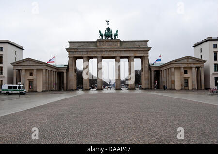 La Pariser Platz en face de la porte de Brandebourg est déserte après que la police a trouvé une grenade à main en face de l'ambassade de Croatie et retranché sur la ville de Berlin, Allemagne, 20 janvier 2011. Le Président croate Ivo Josipovic est actuellement en visite d'état à Berlin. Photo : ROBERT SCHLESINGER Banque D'Images