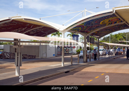 L'aéroport de Darwin, dans le territoire nord de l'Australie, est décoré de tableaux d'œuvres d'art autochtones au plafond d'un parking couvert Banque D'Images