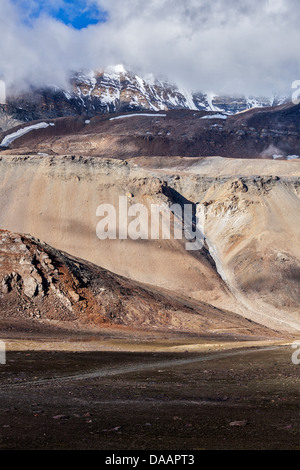 Paysage de l'himalaya dans l'Himalaya, près de Baralacha La pass. L'Himachal Pradesh, Inde Banque D'Images