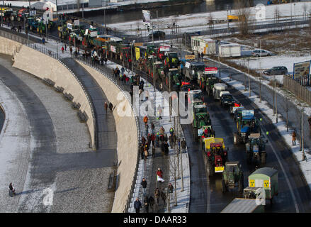 Les tracteurs de la gare principale de la porte de Brandebourg à Berlin, Allemagne, 22 janvier 2011. Sous la devise 'Nous en avons assez !', les agriculteurs, les entreprises d'aliments et de boissons, et de toutes les organisations de défense des droits des animaux de l'Allemagne sont la démonstration à Berlin contre l'agriculture industrielle. Photo : HERBERT KNOSOWSKI Banque D'Images