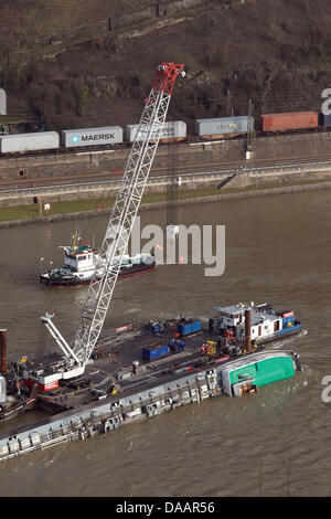 La première grue ship se positionne à côté de l'acide sulfurique chavire tanker 'Waldhof.' Le travail de récupération est prévu de commencer la fin de semaine. L'épave sera sécurisé par des câbles et l'opération de sauvetage devrait durer trois semaines. Photo : THOMAS FREY Banque D'Images