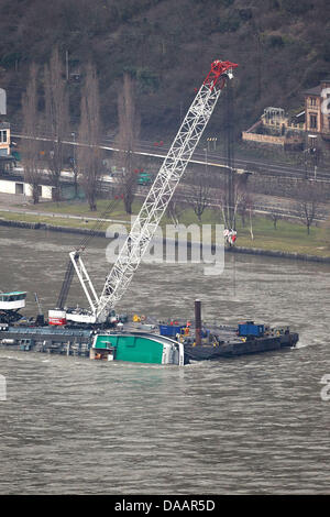 La première grue ship se positionne à côté de l'acide sulfurique chavire tanker 'Waldhof.' Le travail de récupération est prévu de commencer la fin de semaine. L'épave sera sécurisé par des câbles et l'opération de sauvetage devrait durer trois semaines. Photo : THOMAS FREY Banque D'Images