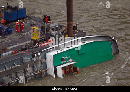 La première grue ship se positionne à côté de l'acide sulfurique chavire tanker 'Waldhof.' Le travail de récupération est prévu de commencer la fin de semaine. L'épave sera sécurisé par des câbles et l'opération de sauvetage devrait durer trois semaines. Photo : THOMAS FREY Banque D'Images