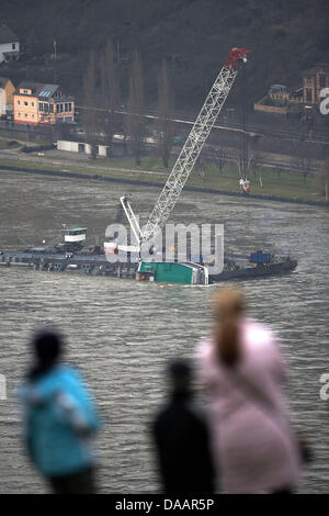 Les badauds regarder comme la première grue ship se positionne à côté de l'acide sulfurique chavire tanker 'Waldhof.' Le travail de récupération est prévu de commencer la fin de semaine. L'épave sera sécurisé par des câbles et l'opération de sauvetage devrait durer trois semaines. Photo : THOMAS FREY Banque D'Images