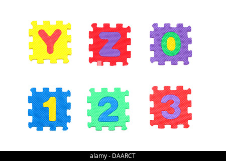Des chiffres et des lettres Y, Z, 0, 1, 2, 3, du casse-tête de lettres, isolé sur fond blanc Banque D'Images