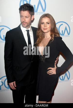 L'actrice Amy Adams nous partenaire et acteur, Darren Le Gallo, arrivent pour le 22e Congrès annuel du producteur Guild Awards à l'hôtel Beverly Hilton à Beverly Hills, Los Angeles, USA, le 22 janvier 2011. Photo : Hubert Boesl Banque D'Images