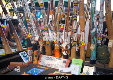 Mindil Beach Sunset Markets,Darwin,territoire du Nord,Australie avec décrochage vendant des didgeridoos autochtones développés par les autochtones Banque D'Images