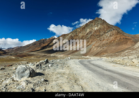 Route Manali-Leh au Ladakh dans l'Himalaya indien près de Baralacha-La pass. L'Himachal Pradesh, Inde Banque D'Images