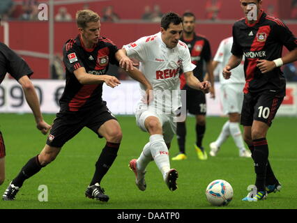 Leverkusen est Lars Bender (L) rivalise pour le bal avec Cologne, Mato Jajalo durant la Bundesliga match entre le Bayer Leverkusen et le FC Cologne à la BayArena à Leverkusen, Allemagne, 17 septembre 2011. Défait 1-4 Leverkusen Cologne. Photo : Federico Gambarini Banque D'Images