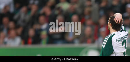 (Afp) - Un fichier photo en date du 03 avril 2011 d'Wolfsburg Arne Friedrich balade hors du terrain après le match contre à Francfort en Wolfsburg, Allemagne. Le 19 septembre 2011, Friedrich et VfL Wolfsburg a annoncé la résiliation du contrat. Photo : Jens Wolf Banque D'Images