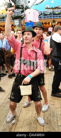 Les visiteurs de l'Oktoberfest 2011 célébrer à Munich, Allemagne, 17 septembre 2011. Photo : Marc Mueller Banque D'Images