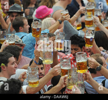 Les visiteurs de l'Oktoberfest 2011 clink leurs lunettes à Munich, Allemagne, 17 septembre 2011. Photo : Marc Mueller Banque D'Images