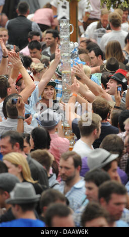 Les visiteurs de l'Oktoberfest 2011 construire une tour à partir de la bière à Munich, Allemagne, 17 septembre 2011. Photo : Marc Mueller Banque D'Images