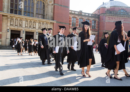 La grande salle laissant les diplômés à l'Université de Birmingham, Royaume-Uni, après la cérémonie de remise des diplômes Banque D'Images