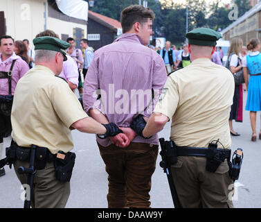 Les agents de police arrestation un visiteur de 2011 de l'Oktoberfest à Munich, Allemagne, 17 septembre 2011. Photo : Marc Mueller Banque D'Images