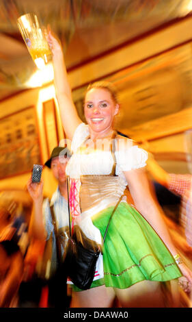 Un visiteur de l'Oktoberfest 2011 danse sur une table à Munich, Allemagne, 17 septembre 2011. Photo : Marc Mueller Banque D'Images