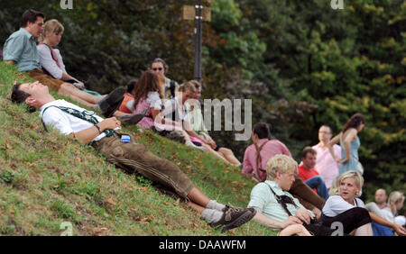 Un visiteur de l'Oktoberfest, repose sur un pré à la 178ème Oktoberfest à Munich, Allemagne, 17 septembre 2011. La 178ème Oktoberfest attire les visiteurs du monde entier avant le 03 octobre 2011. Photo : Marc Mueller Banque D'Images