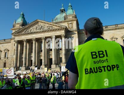 Les résidents et les opposants de l'emplacement des régions voisines de la nouvelle "Willy Brandt" Berlin-Brandenburg International Airport (BER) protestation devant le tribunal administratif fédéral de Leipzig, Allemagne, 20 septembre 2011. Le Tribunal administratif fédéral statue sur la réglementation des vols de nuit à l'aéroport une deuxième fois. Photo : PETER ENDIG Banque D'Images