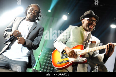 Singer Neville Staple (L) et le musicien Lynval Golding du groupe britannique The Specials effectuer à Columbia hall à Berlin, Allemagne, 2n septembre 2011. La musique se produira à Munich et Hambourg. Photo : Britta Pedersen Banque D'Images