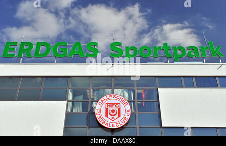 Le logo de l'équipe de soccer Cathédrale Hallescher FC est vu à l'avant de l'Erdgas Sportpark match lors de l'inauguration du nouveau stade de la 3e et 1re Division HFC club club devision Hambourg SV à Halle/Saale, Allemagne, 20 septembre 2011. 17,5 m illions,euros ont été dépensés pour la reconstruction de l'ex-Kurt-Wabbel Stadium. La nouvelle Erdgas Sportpark va maintenant offrir de l'espace pour Banque D'Images