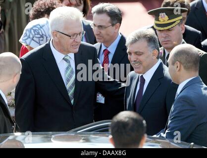 Le Président turc Abdullah Gül (2-R) s'adresse au premier ministre du Bade-wurtemberg Winfried Kretschmann (L) à l'aéroport de Stuttgart, Allemagne, 21 septembre 2011. Gul visité Stuttgart pendant ses trois jours de visite en Allemagne. Photo : MARIJAN MURAT Banque D'Images