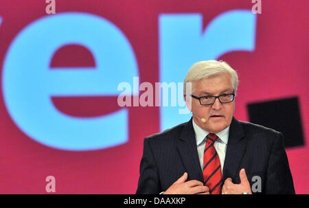 Le président du parti parlementaire social-démocrate, Frank-Walter Steinmeier, parle à la Verdi congrès fédéral au cours d'une réunion-débat à Leizig, Allemagne, 21 septembre 2011. Autour de 100 participants prennent part à la semaine du Congrès fédéral. Photo : HENDRIK SCHMIDT Banque D'Images