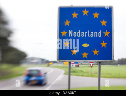 Un signe sur la frontière entre les Pays-Bas et l'Allemagne se lit Nederland (Pays-Bas) dans Venebrugge, Pays-Bas, 21 septembre 2011. Une famille de Warendorf près de Muenster, qui est recherché par les autorités, a peut-être été de se cacher dans les Pays-Bas pendant des semaines. La famille a été vu dans une forêt proche du bail sur les terres de Sibculo dans la zone frontalière entre le Nord - Westphalie et L Banque D'Images