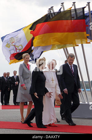 Le pape Benoît XVI (2e R) est accueilli par le Président allemand Christian Wulff (R) et son épouse Bettina Wulff (L) et la Chancelière allemande Angela Merkel (2e L) à l'arrivée à l'aéroport de Tegel à Berlin, Allemagne, 22 septembre 2011. Le chef de l'Église catholique romaine est en visite en Allemagne du 22 au 25 septembre 2011. Photo : Kay Nietfeld Banque D'Images