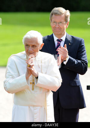 Le pape Benoît XVI est à côté d'Président allemand Christian Wulff au château de Bellevue à Berlin, Allemagne, 22 septembre 2011. Le chef de l'Église catholique romaine est en visite en Allemagne du 22 au 25 septembre 2011. Foto : Britta Pedersen dpa/lbn  + + +(c) afp - Bildfunk + + + Banque D'Images