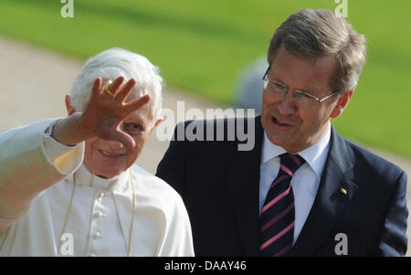 Le pape Benoît XVI (L) se tient à côté d'Président allemand Christian Wulff au château de Bellevue à Berlin, Allemagne, 22 septembre 2011. Le chef de l'Église catholique romaine est en visite en Allemagne du 22 au 25 septembre 2011. Foto : Marcus Brandt dpa/lbn Banque D'Images