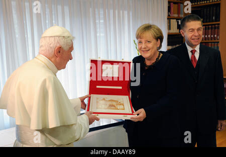 Le pape Benoît XVI, la chancelière allemande Angela Merkel et son mari Joachim Sauer (R) parler au bureau de la Conférence épiscopale allemande à Berlin, Allemagne, 22 septembre 2011. Le pape a présenté une réplique d'un carreaux émaillés montrant la fontaine du sacrement, dans les jardins du Vatican pour le couple. Le chef de l'Église catholique romaine est en visite en Allemagne du 22 au 25 Se Banque D'Images