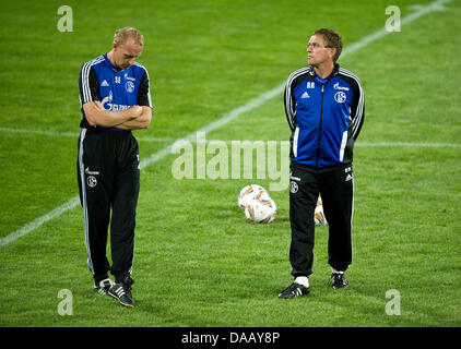 Entraîneur de club de football Bundesliga FC Schalke 04, Ralf Rangnick (R), parle à son entraîneur adjoint, Seppo Eichkorn durant une pratique sesseion à Cluj-Napoca, Roumanie, 14 septembre 2011. 53 ans Rangnick a démissionné comme entraîneur-chef de Schalke pour des raisons de santé, le club de football a déclaré ce jeudi, 22 septembre 2011. Photo : Victoria Bonn-Meuser Banque D'Images