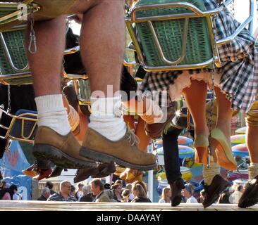 Les jambes de personnes portant sur le costume tradition chaises Vol à accrocher la 178e fête de la bière Oktoberfest sur la Theresienwiese à Munich, Allemagne, 22 septembre 2011. Les visiteurs de partout dans le monde participent à la fête de la bière qui se poursuit jusqu'au 3 octobre 2011. Photo : Michael Vogl Banque D'Images