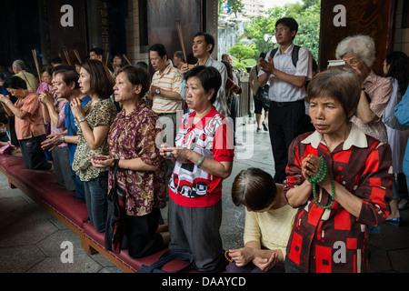 Les Fidèles des Bouddhistes et Taoïstes Mengjia Temple Lungshan Taipei, Taïwan Banque D'Images