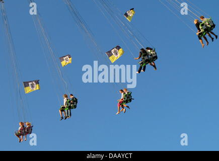 Les gens grâce à l'aide de rotation dans un ciel bleu sur le battant de chaises à la 178e fête de la bière Oktoberfest sur la Theresienwiese à Munich, Allemagne, 22 septembre 2011. Les visiteurs de partout dans le monde participent à la fête de la bière qui se poursuit jusqu'au 3 octobre 2011. Photo : Michael Vogl Banque D'Images