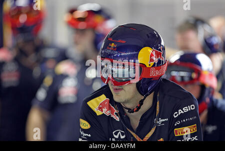 Mécanismes de Red Bull dans la pratique de la voie des stands à la piste de course Marina-Bay Street-Circuit-, Singapour, 22 septembre 2011. Le Grand Prix de Formule 1 de Singapour aura lieu le 25 septembre 2011. Photo : Jan Woitas dpa Banque D'Images