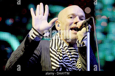 (Dossier) une archive photo datée du 16 juillet 2008 montre le chanteur Michael Stipe de R.E.M. pendant un concert de son groupe à Berlin, Allemagne. Après trois décennies de l'histoire du rock, le groupe américain est de se séparer, sans les désaccords et sans avocats, selon le site internet du groupe le 21 septembre 2011. Photo : Britta Pedersen Banque D'Images