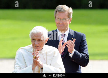 Le pape Benoît XVI est à côté d'avec le Président allemand Christian Wulff au château de Bellevue à Berlin, Allemagne, 22 septembre 2011. Le chef de l'Église catholique romaine est en visite en Allemagne du 22 au 25 septembre 2011.Foto : Britta Pedersen dpa/lbn Banque D'Images