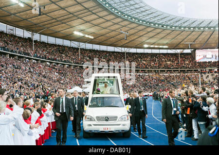 Le pape Benoît XVI est assis dans sa papamobile et vagues comme il arrive dans le Stade Olympique de Berlin, Allemagne, 22 septembre 2011. Le chef de l'Église catholique romaine est en visite en Allemagne du 22 septembre au 25 septembre 2011. Photo : Guido Bergmann Banque D'Images