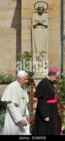 Le pape Benoît XVI et l'évêque du diocèse d'Erfurt, Joachim Wanke, visiter le tombeau de l'évêque Hugo Aufderbeck à Erfurt Cathedral à Erfurt, Allemagne, 23 septembre 2011. Foto : Hendrik Schmidt dpa/tht  + + +(c) afp - Bildfunk + + + Banque D'Images