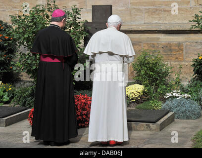 Le pape Benoît XVI et l'évêque du diocèse d'Erfurt, Joachim Wanke, visiter le tombeau de l'évêque Hugo Aufderbeck à Erfurt Cathedral à Erfurt, Allemagne, 23 septembre 2011. Foto : Hendrik Schmidt dpa/tht  + + +(c) afp - Bildfunk + + + Banque D'Images