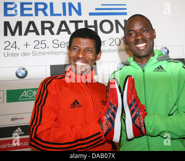 Marathon éthiopien Haile Gebrselassie athlète (l) et Patrick Makau du Kenya posent au cours d'une conférence de presse à Berlin, Allemagne, 23 septembre 2011. Haile Gebrselassie est un des meilleurs du monde runneres et un favori pour gagner le 38ème Marathon de Berlin le 25 septembre 2011. Photo : Stephanie Pilick Banque D'Images